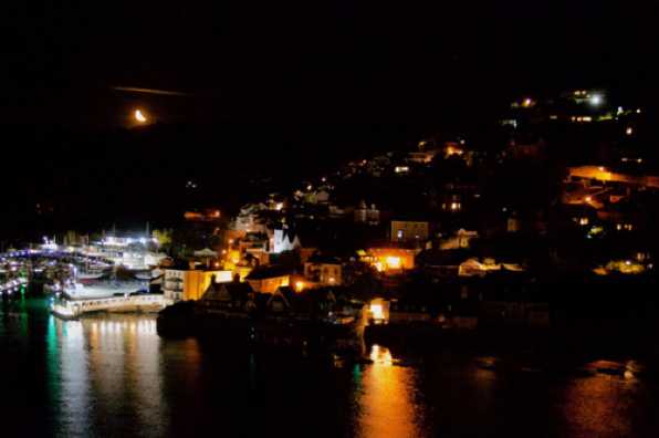 18 September 2022 - 23:50:27
Moonrise over Kingswear. Nothing special, it was more a test to see if I could handhold the camera long enough. Answer: only just about.
------------------------
Bad Moon Rising. Over Kingswear